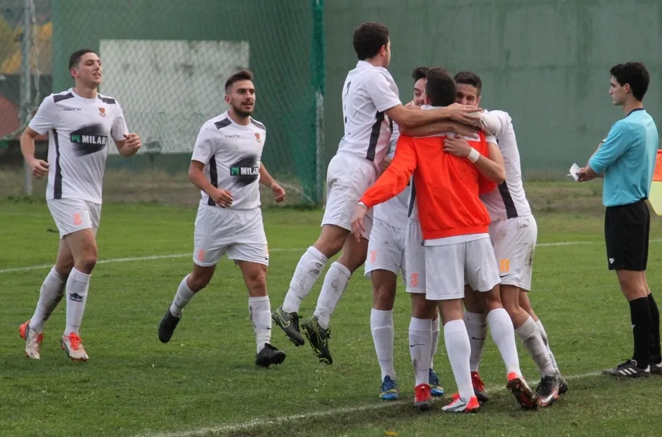 El Ciudad Rodrigo Senior marca 3 goles en 7 minutos para remontar y ganar al colista  