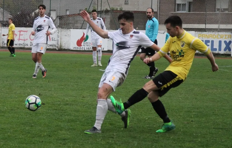 Foto 10 - El Ciudad Rodrigo Senior marca 3 goles en 7 minutos para remontar y ganar al colista  