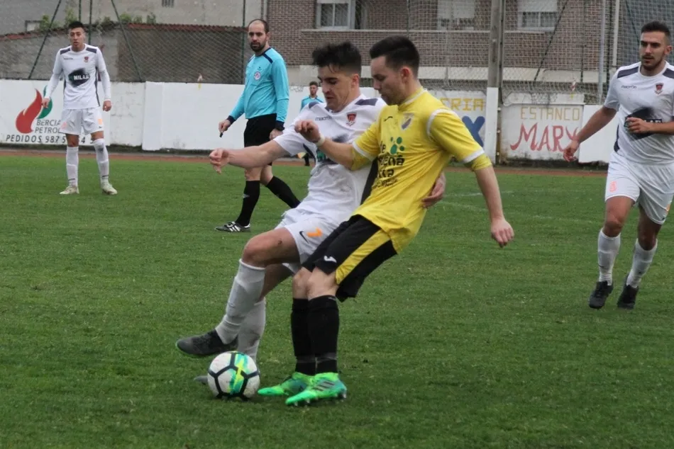 Foto 11 - El Ciudad Rodrigo Senior marca 3 goles en 7 minutos para remontar y ganar al colista  