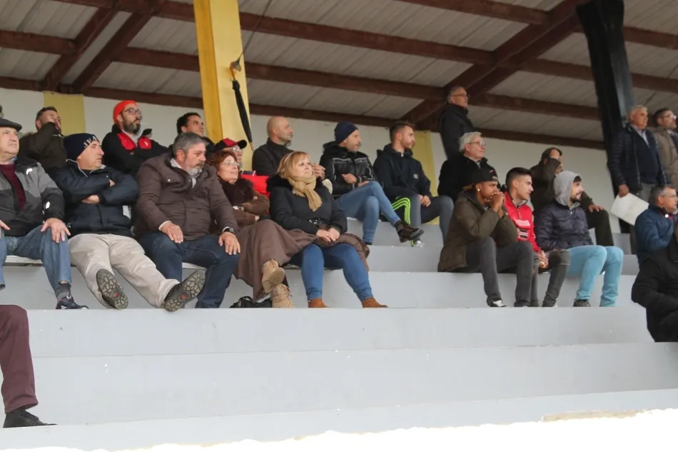 Foto 9 - El Ciudad Rodrigo Senior marca 3 goles en 7 minutos para remontar y ganar al colista  