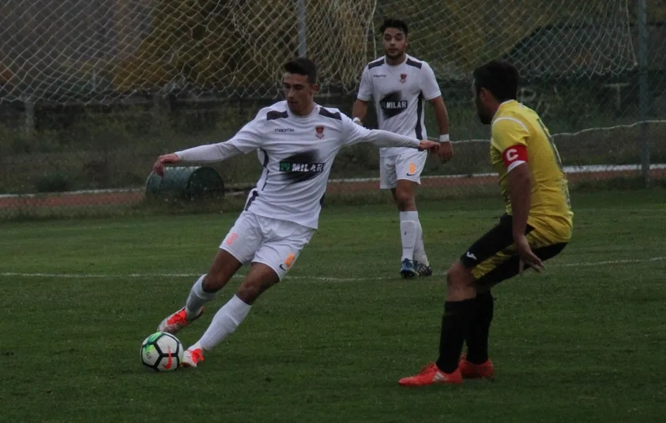 Foto 8 - El Ciudad Rodrigo Senior marca 3 goles en 7 minutos para remontar y ganar al colista  