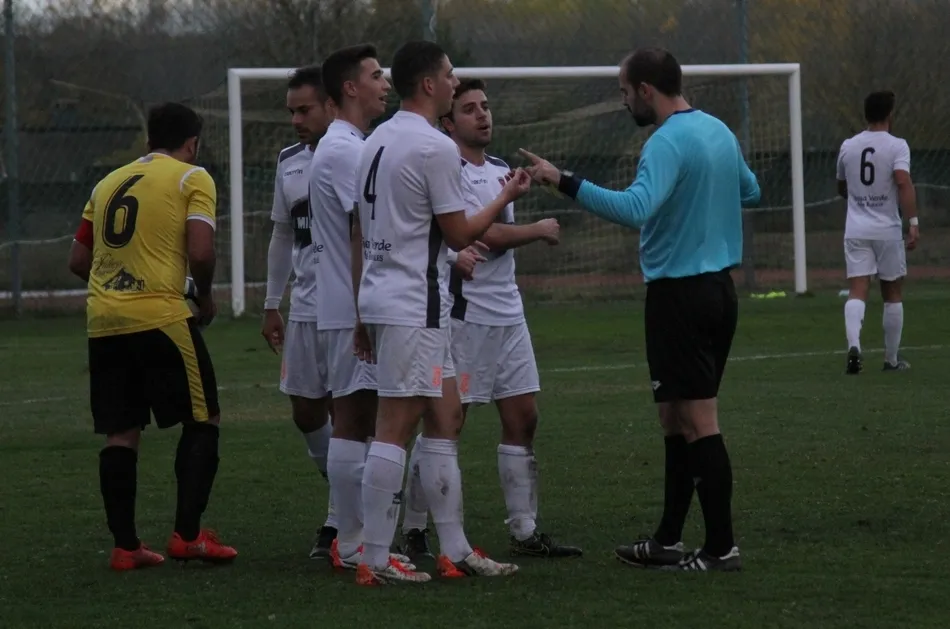 Foto 6 - El Ciudad Rodrigo Senior marca 3 goles en 7 minutos para remontar y ganar al colista  
