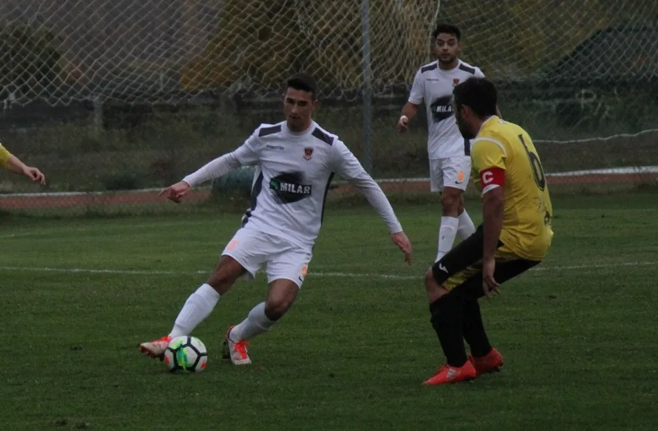 Foto 7 - El Ciudad Rodrigo Senior marca 3 goles en 7 minutos para remontar y ganar al colista  
