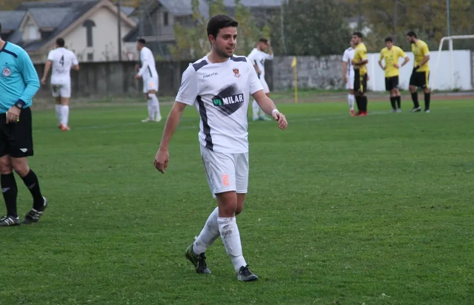 Foto 4 - El Ciudad Rodrigo Senior marca 3 goles en 7 minutos para remontar y ganar al colista  