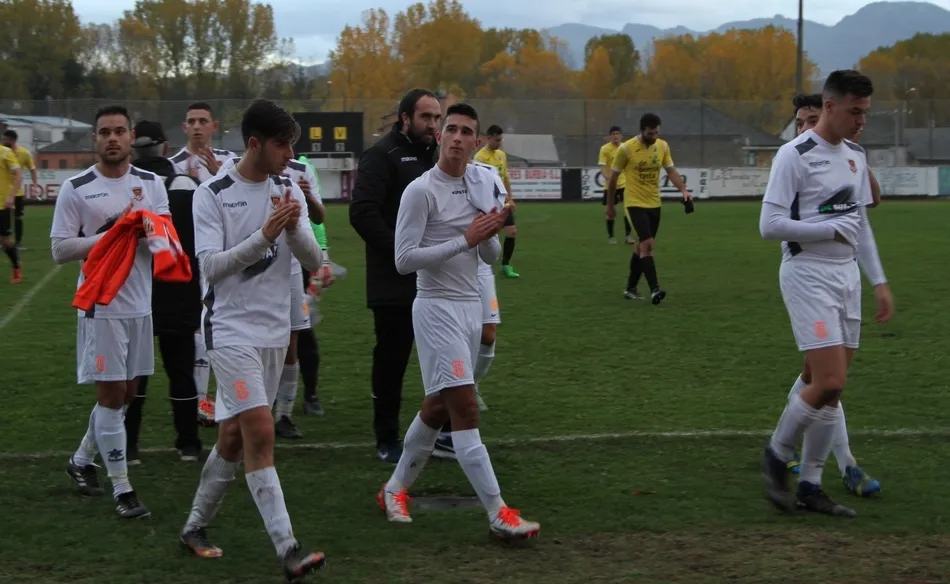 Foto 2 - El Ciudad Rodrigo Senior marca 3 goles en 7 minutos para remontar y ganar al colista  