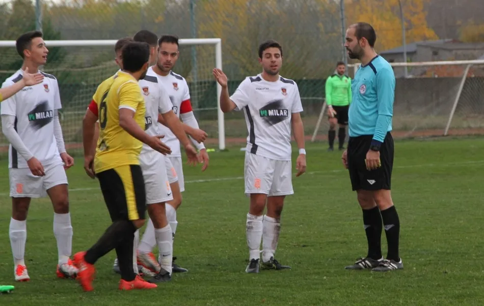 Foto 5 - El Ciudad Rodrigo Senior marca 3 goles en 7 minutos para remontar y ganar al colista  