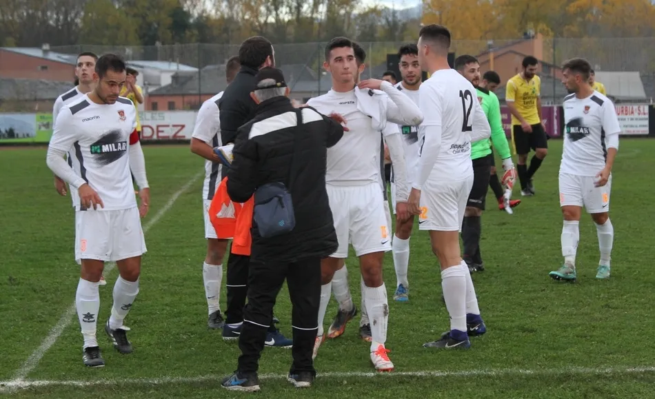 Foto 3 - El Ciudad Rodrigo Senior marca 3 goles en 7 minutos para remontar y ganar al colista  