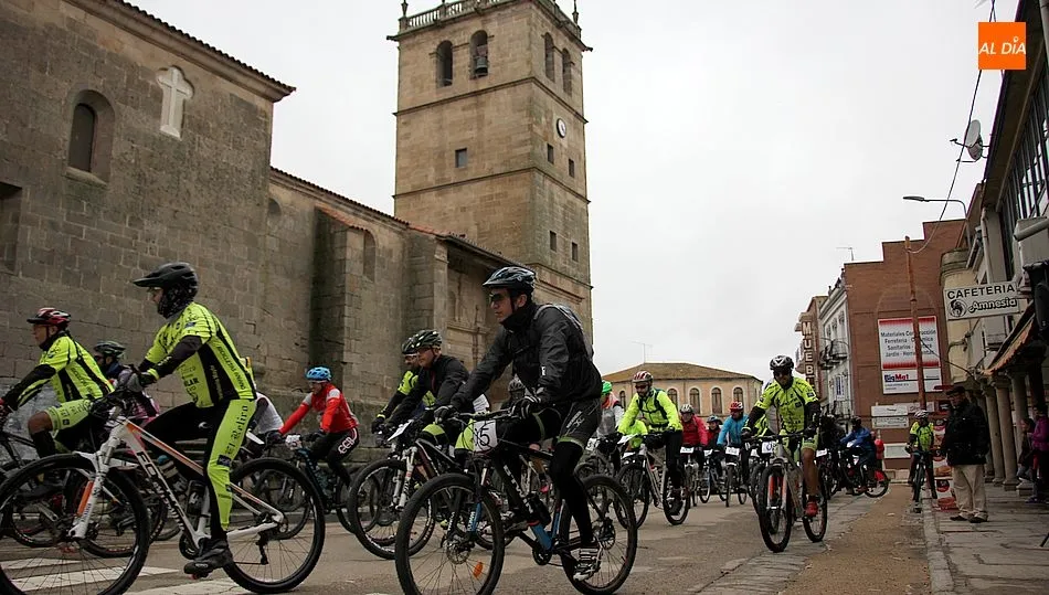 La salida se daba en la Plaza de España de Vitigdino bajo un cielo encapotado / CORRAL