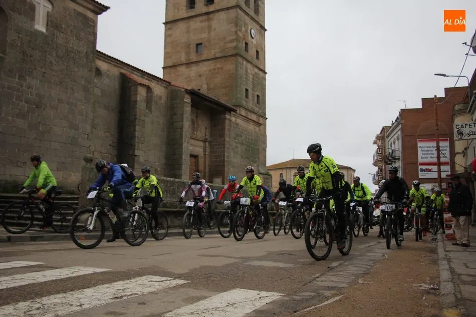 Foto 11 - La lluvia resta participaci&oacute;n en Vitigudino a la III Marcha BTT Bicigudino  