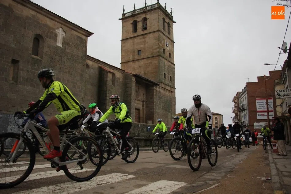 Foto 10 - La lluvia resta participaci&oacute;n en Vitigudino a la III Marcha BTT Bicigudino  