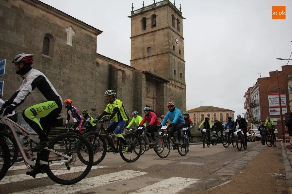 Foto 6 - La lluvia resta participaci&oacute;n en Vitigudino a la III Marcha BTT Bicigudino  