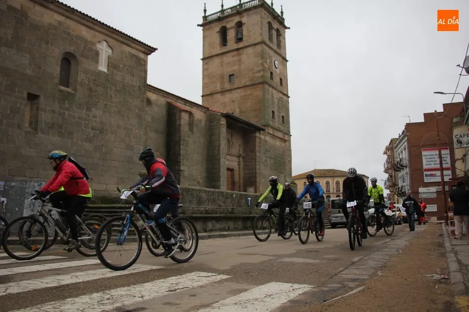 Foto 2 - La lluvia resta participaci&oacute;n en Vitigudino a la III Marcha BTT Bicigudino  