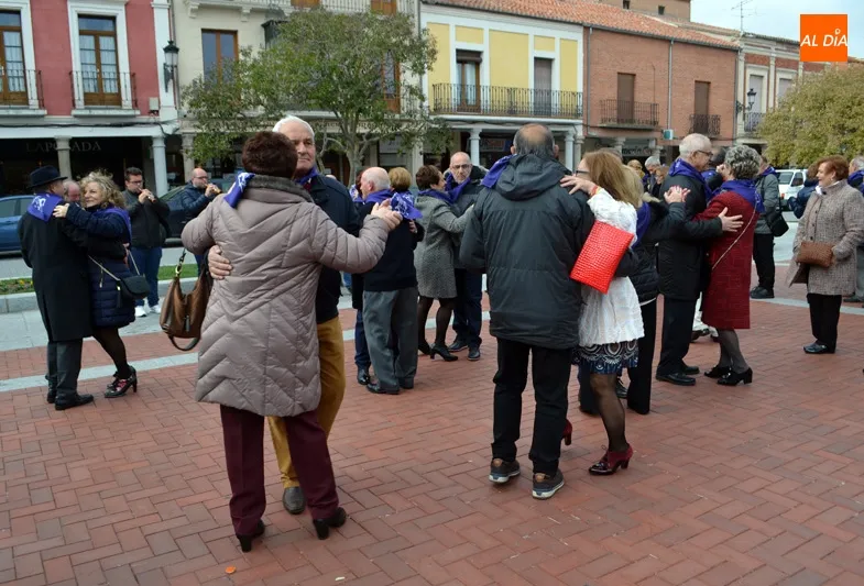 Foto 4 - Bailes y reencuentros protagonizan una animada reuni&oacute;n de los quintos del 53