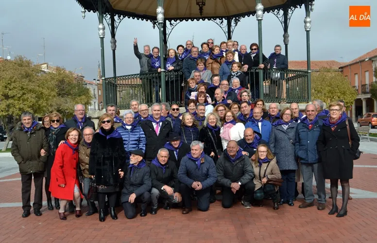 Foto 3 - Bailes y reencuentros protagonizan una animada reuni&oacute;n de los quintos del 53