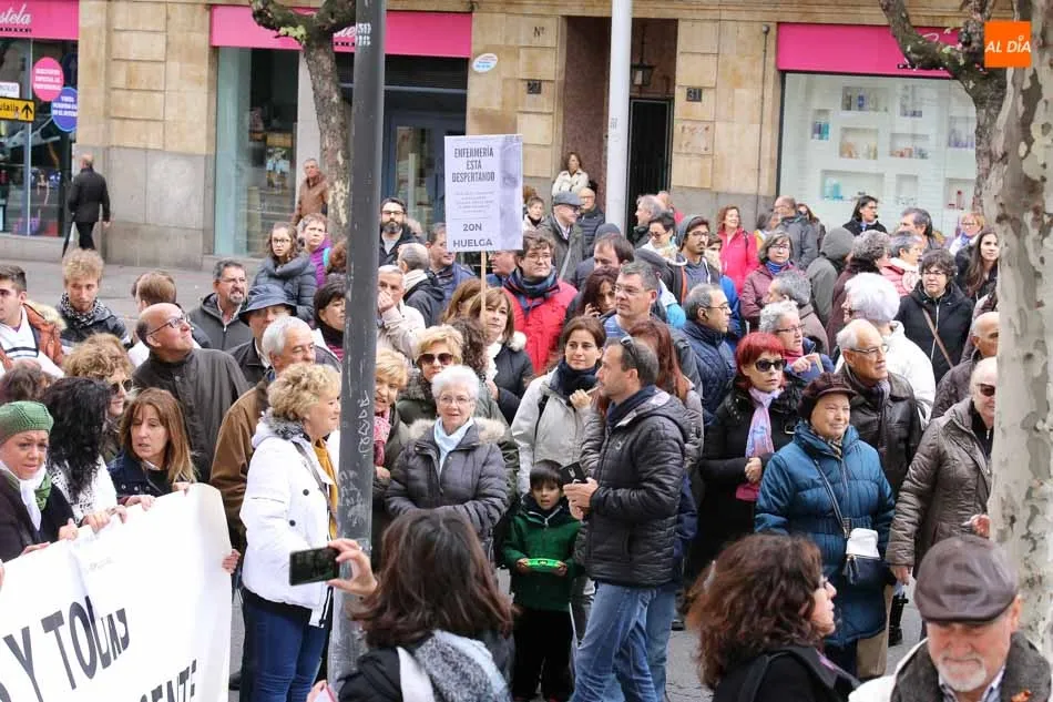 Foto 11 - M&aacute;s de 3.000 salmantinos salen a la calle para luchar contra las listas de espera en Sanidad  