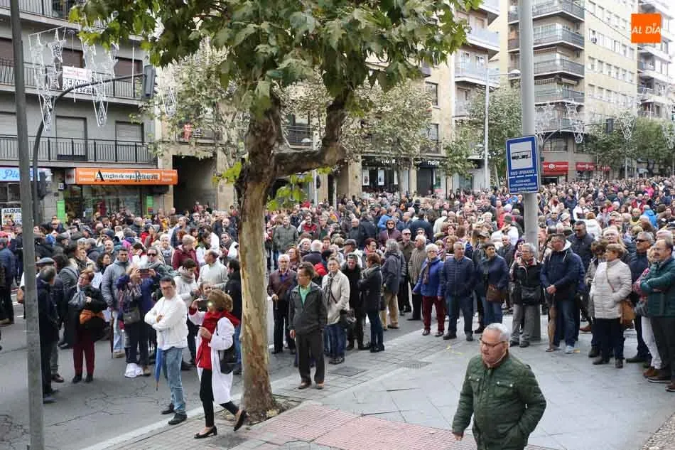 Foto 10 - M&aacute;s de 3.000 salmantinos salen a la calle para luchar contra las listas de espera en Sanidad  