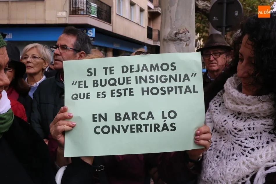Foto 9 - M&aacute;s de 3.000 salmantinos salen a la calle para luchar contra las listas de espera en Sanidad  