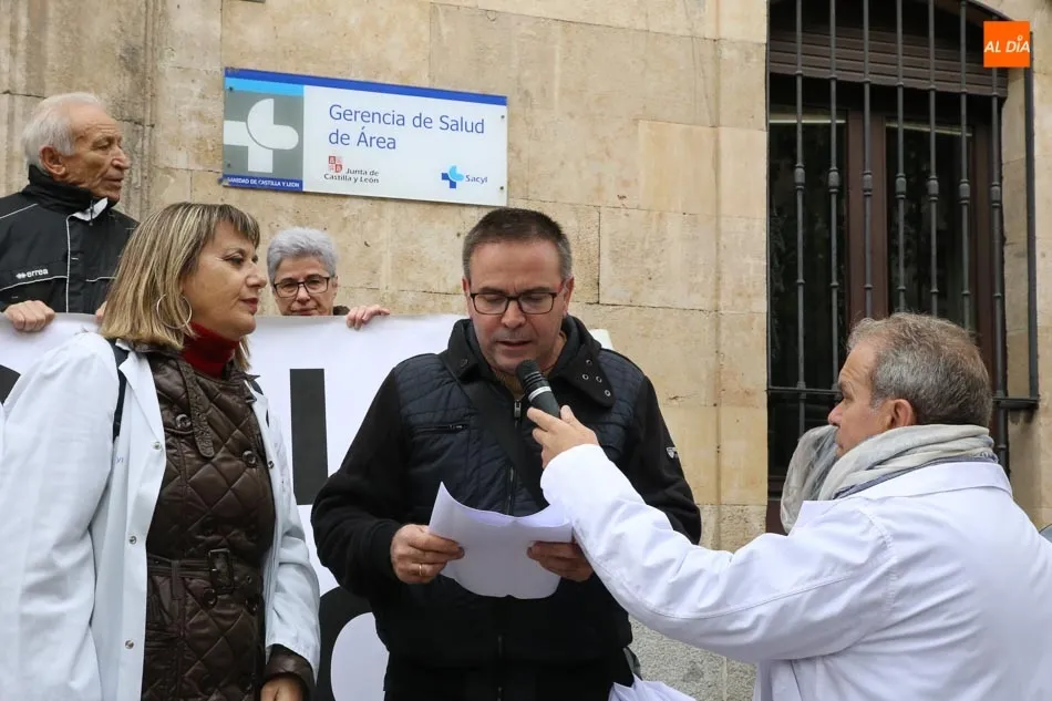 Foto 8 - M&aacute;s de 3.000 salmantinos salen a la calle para luchar contra las listas de espera en Sanidad  