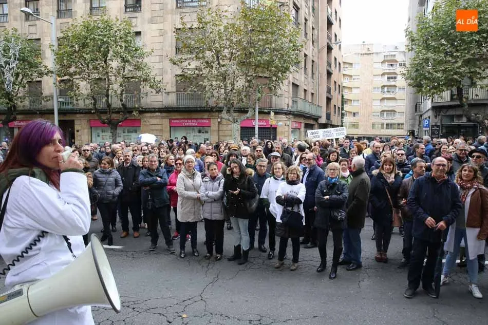 Foto 6 - M&aacute;s de 3.000 salmantinos salen a la calle para luchar contra las listas de espera en Sanidad  