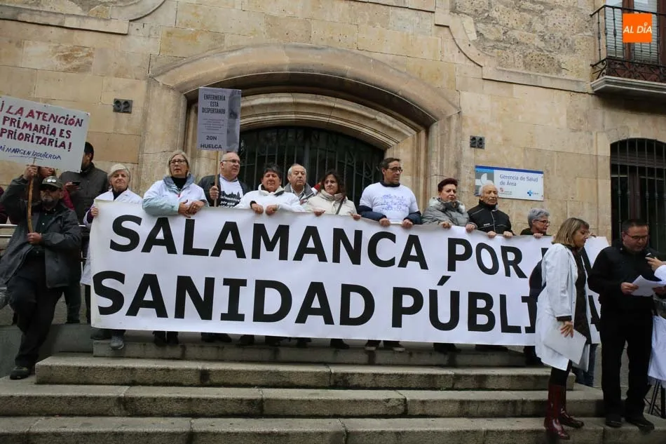 Foto 5 - M&aacute;s de 3.000 salmantinos salen a la calle para luchar contra las listas de espera en Sanidad  