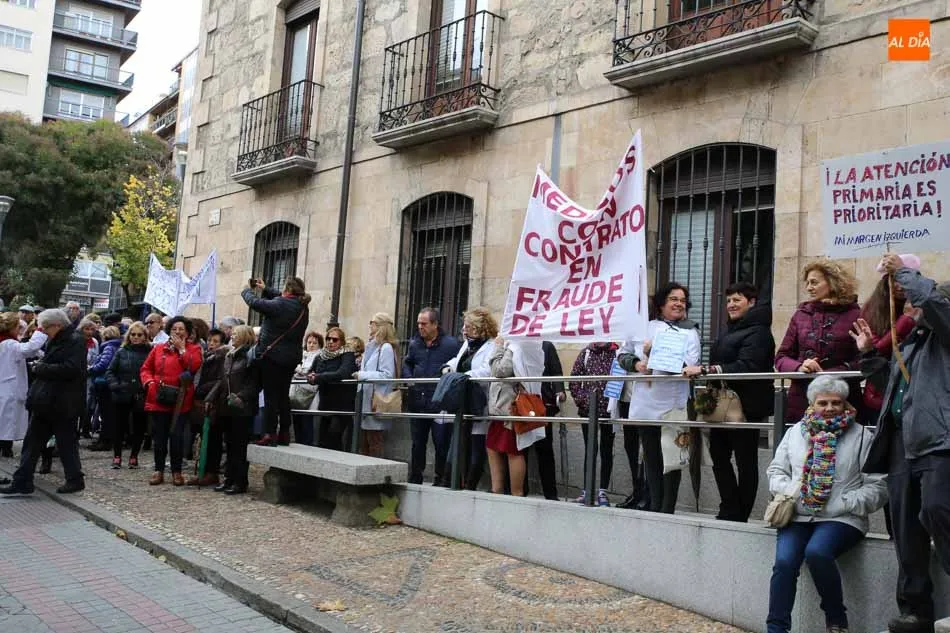 Foto 4 - M&aacute;s de 3.000 salmantinos salen a la calle para luchar contra las listas de espera en Sanidad  