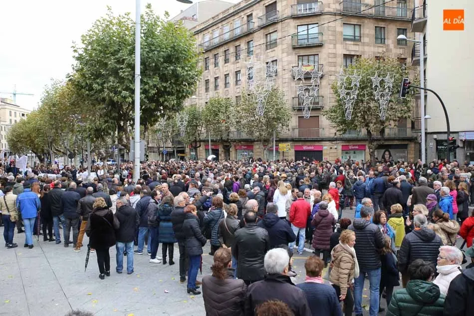 Foto 3 - M&aacute;s de 3.000 salmantinos salen a la calle para luchar contra las listas de espera en Sanidad  