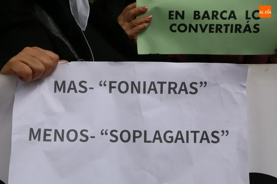 Foto 2 - M&aacute;s de 3.000 salmantinos salen a la calle para luchar contra las listas de espera en Sanidad  