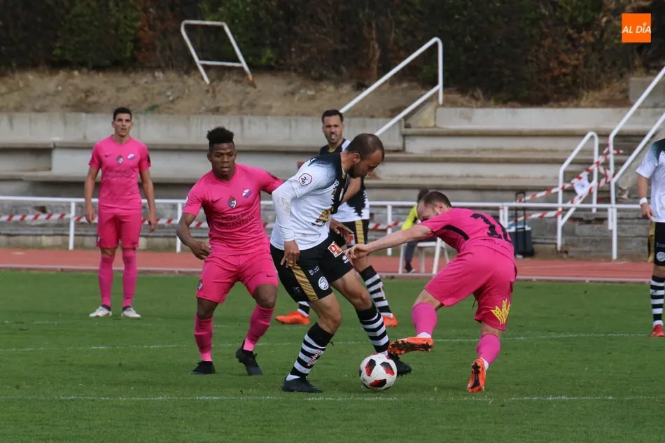 Foto 10 - Unionistas rompe la imbatibilidad de la Ponferradina gracias a Diego Hern&aacute;ndez (1-0)