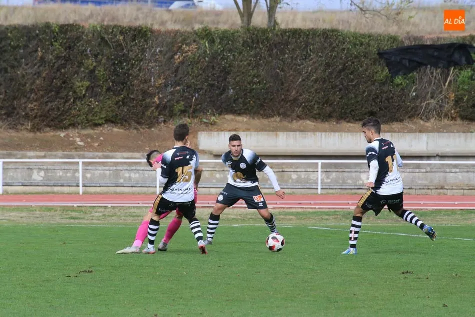 Foto 6 - Unionistas rompe la imbatibilidad de la Ponferradina gracias a Diego Hern&aacute;ndez (1-0)
