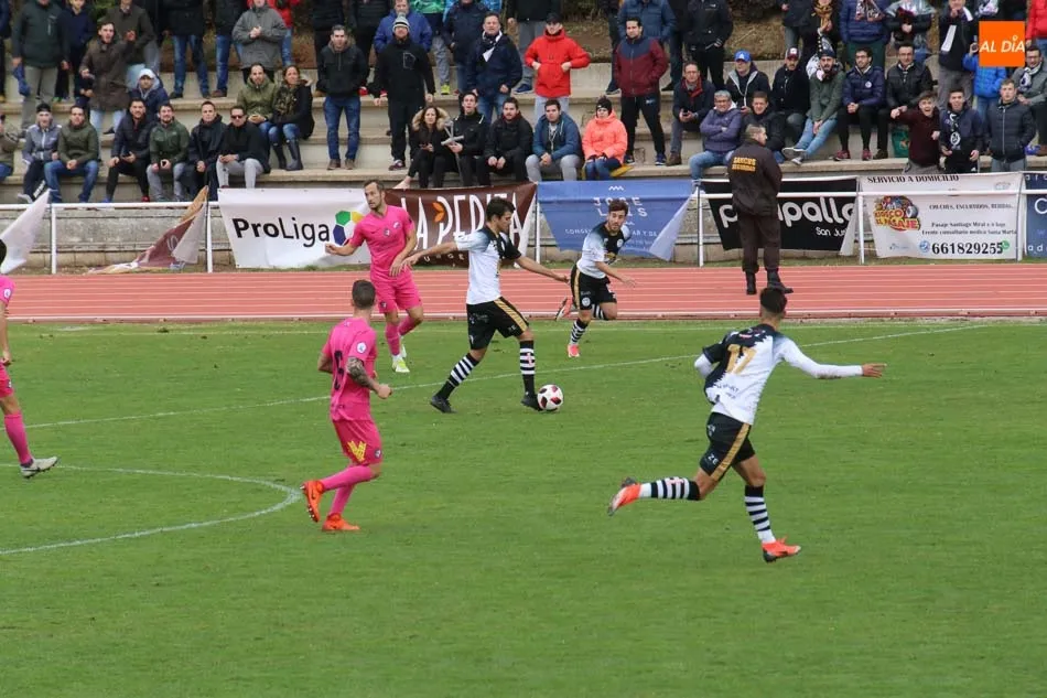 Foto 3 - Unionistas rompe la imbatibilidad de la Ponferradina gracias a Diego Hern&aacute;ndez (1-0)