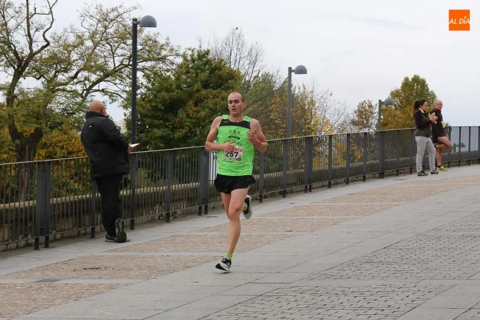 Foto 2 - Antonio Cuadrado y Ver&oacute;nica S&aacute;nchez Mor&iacute;&ntilde;igo se imponen en la Carrera Popular Fundaci&oacute;n...