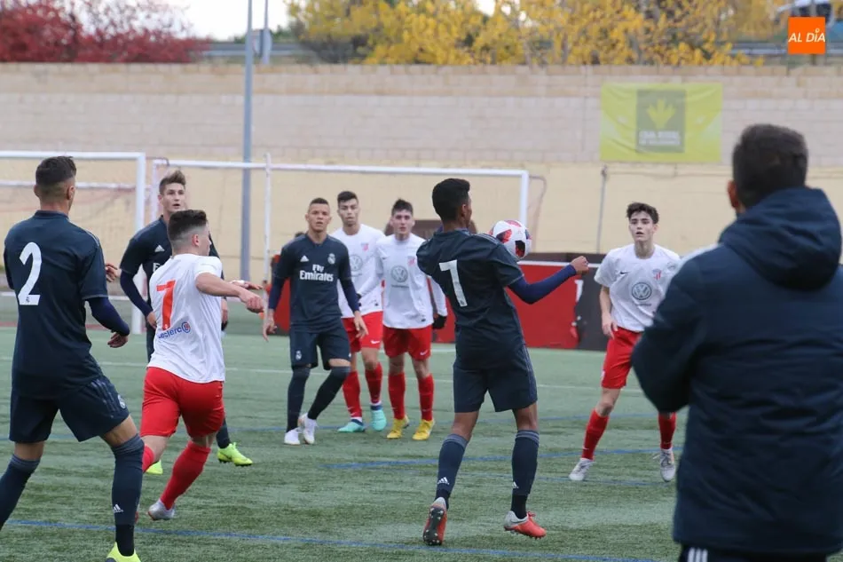 Foto 2 - El Santa Marta sucumbe ante el poder&iacute;o y la calidad del Real Madrid (0-3)