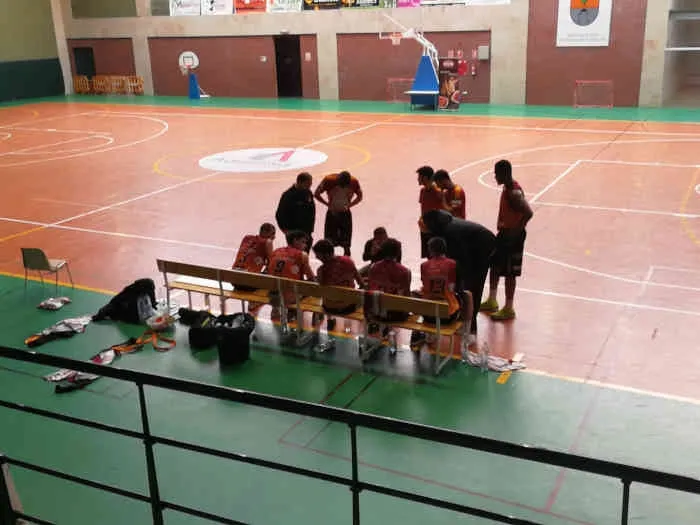 Los jugadores del Aquimisa Carbajosa escuchan las indicaciones del técnico. Imagen: Twitter Aquimisa Basket