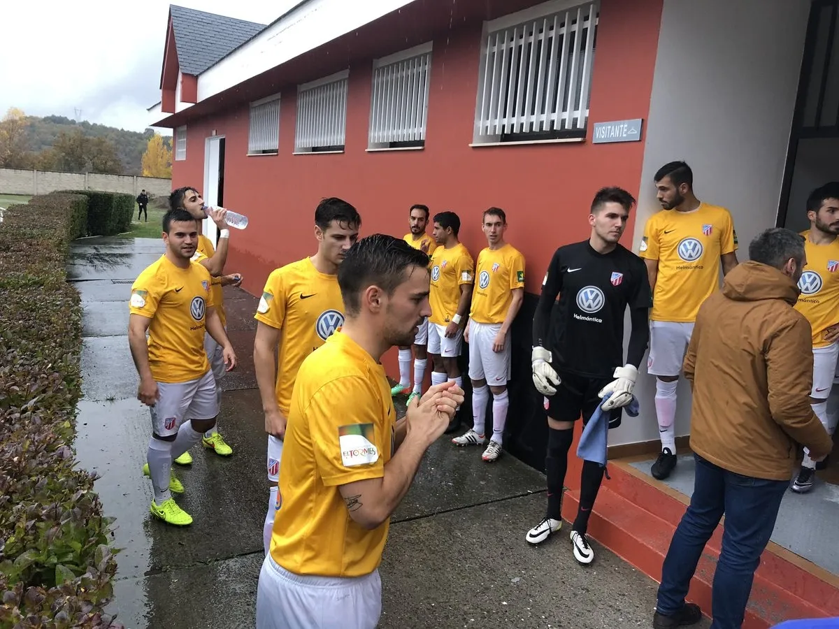 Foto 3 - El Santa Marta suma un punto en su visita a Bembibre (0-0)