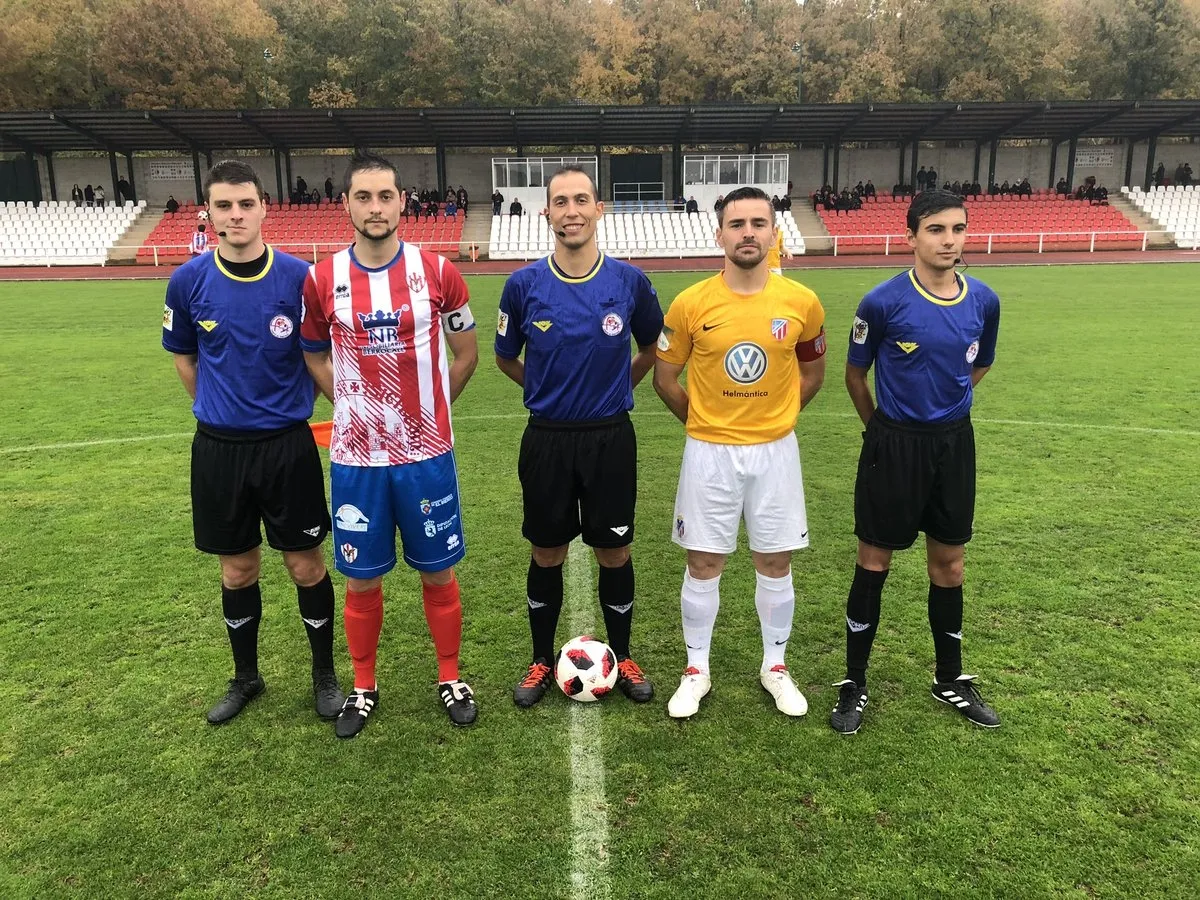 Foto 2 - El Santa Marta suma un punto en su visita a Bembibre (0-0)