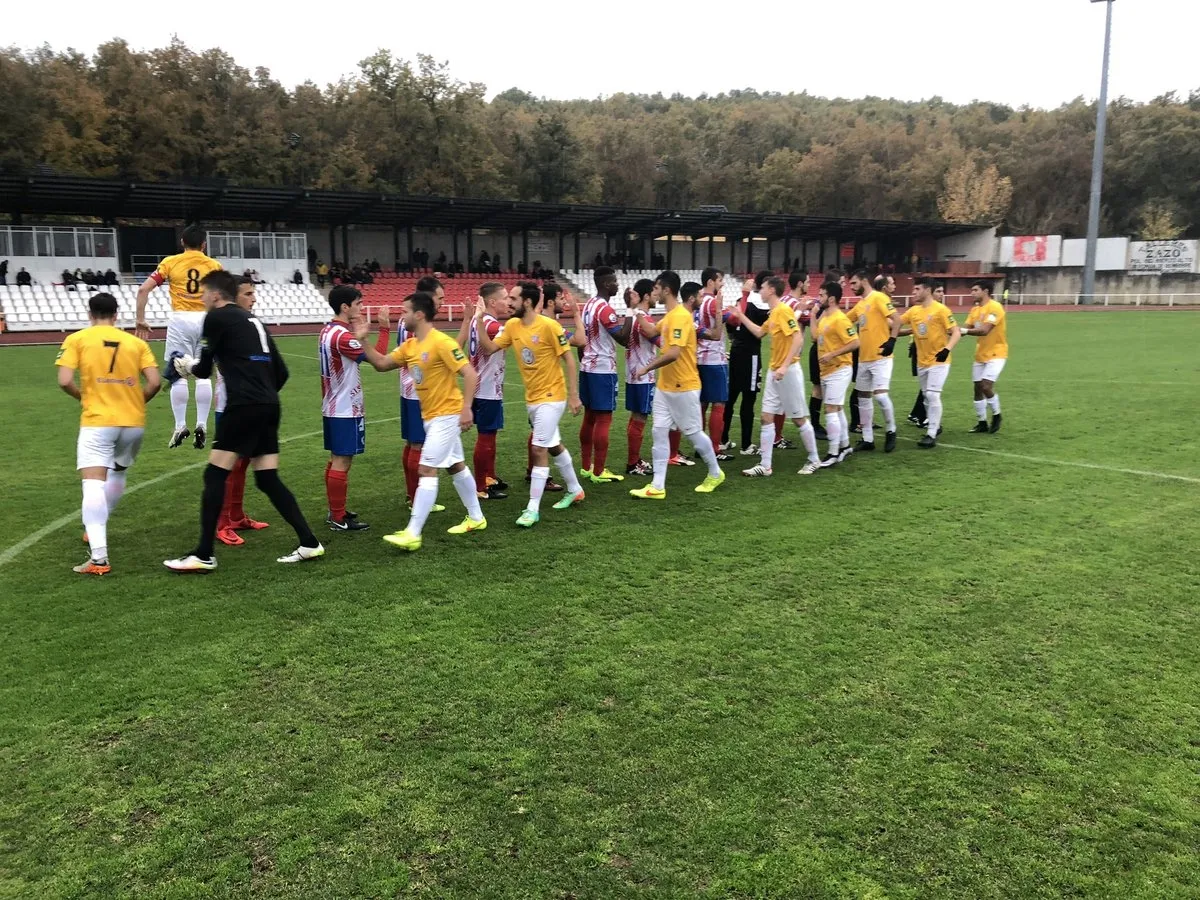 Los jugadores se saludan antes del comienzo del partido. Imagen: Twitter Atlético Bembibre