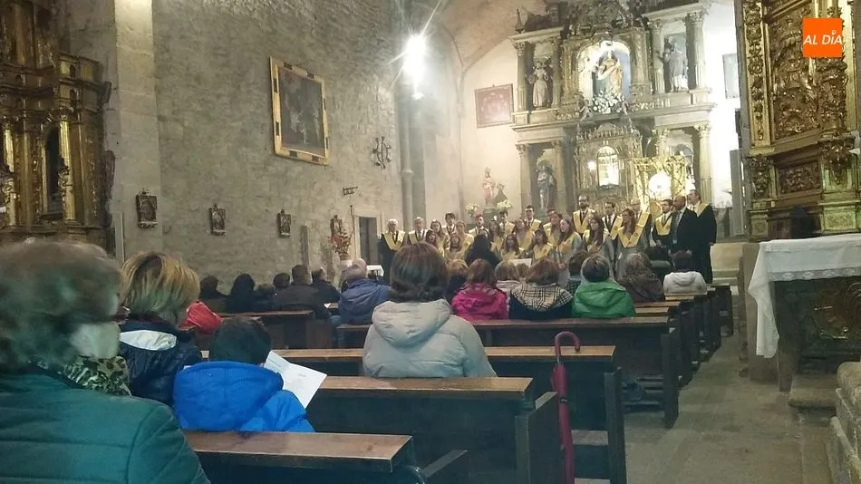 Foto 3 - El coro Tom&aacute;s Luis de Victoria llena por completo la iglesia parroquial