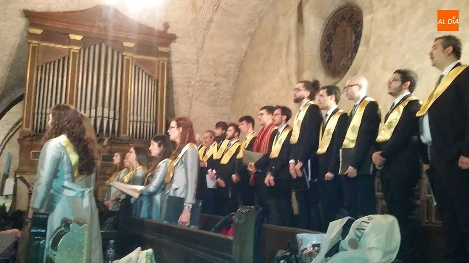 Foto 2 - El coro Tom&aacute;s Luis de Victoria llena por completo la iglesia parroquial