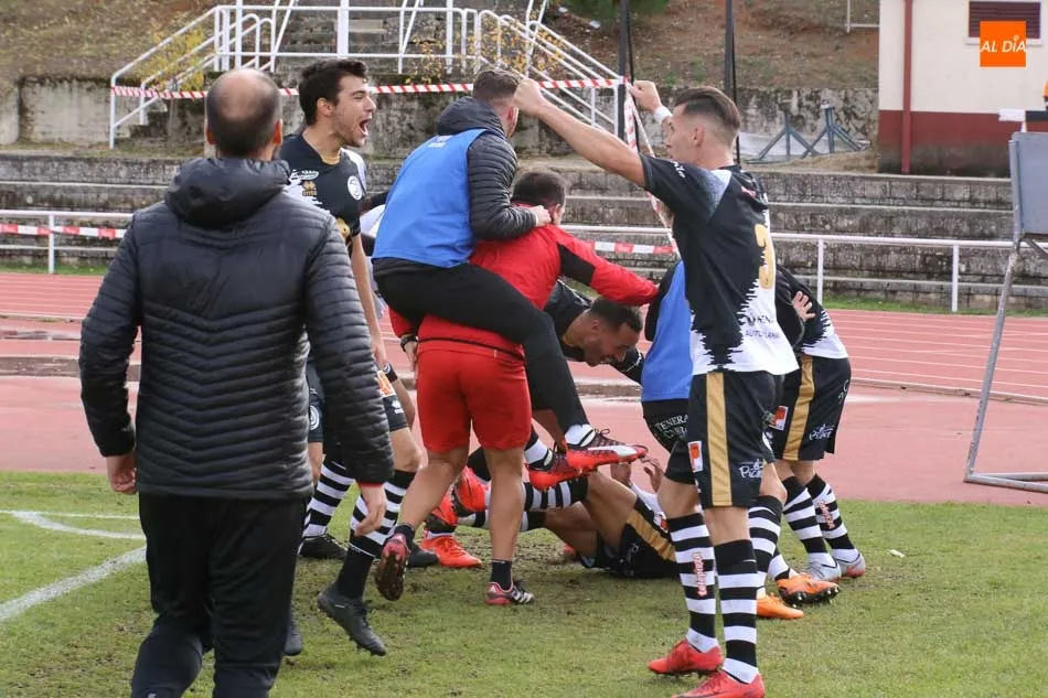 Los jugadores de Unionistas celebran el gol de Diego Hernández