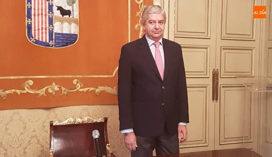 El concejal de Parques y Jardines, Javier Rubio, antes de la rueda de prensa de este lunes