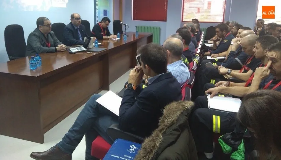 Foto 3 - Los bomberos debaten en Salamanca sobre los nuevos desaf&iacute;os en la extinci&oacute;n de incendios