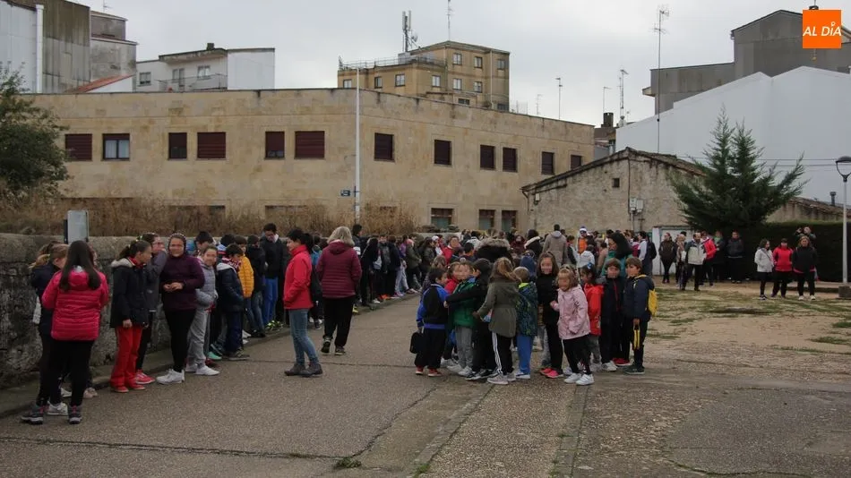 El punto de salida era el patio del CEIP y la llegada, las pistas deportivas / MARIBEL SÁNCHEZ