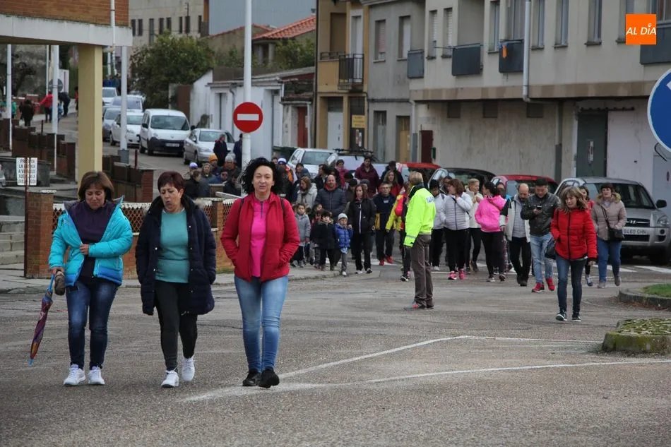 Foto 10 - Ni&ntilde;os y maestros del CEIP Manuel Moreno Blanco 'caminan' contra la obesidad  
