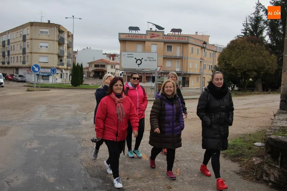Foto 9 - Ni&ntilde;os y maestros del CEIP Manuel Moreno Blanco 'caminan' contra la obesidad  