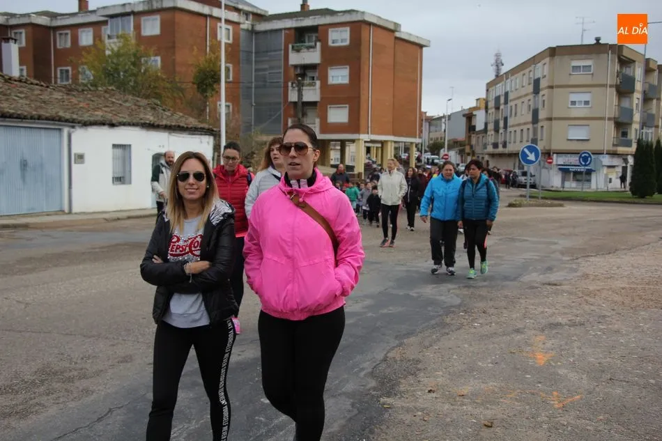 Foto 8 - Ni&ntilde;os y maestros del CEIP Manuel Moreno Blanco 'caminan' contra la obesidad  