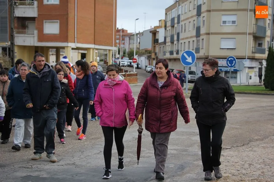 Foto 7 - Ni&ntilde;os y maestros del CEIP Manuel Moreno Blanco 'caminan' contra la obesidad  