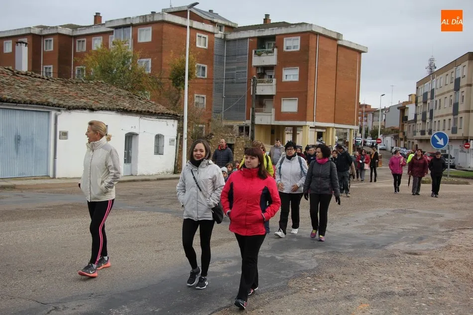 Foto 6 - Ni&ntilde;os y maestros del CEIP Manuel Moreno Blanco 'caminan' contra la obesidad  