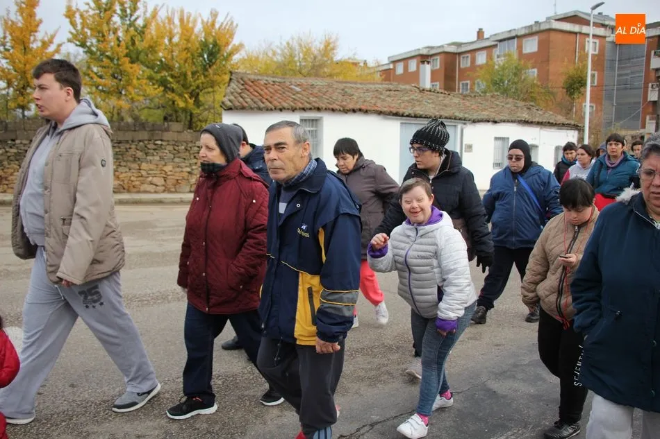 Foto 4 - Ni&ntilde;os y maestros del CEIP Manuel Moreno Blanco 'caminan' contra la obesidad  