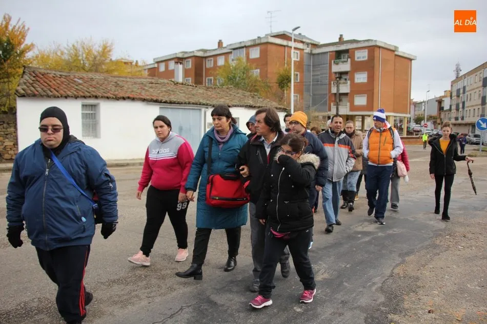 Foto 2 - Ni&ntilde;os y maestros del CEIP Manuel Moreno Blanco 'caminan' contra la obesidad  