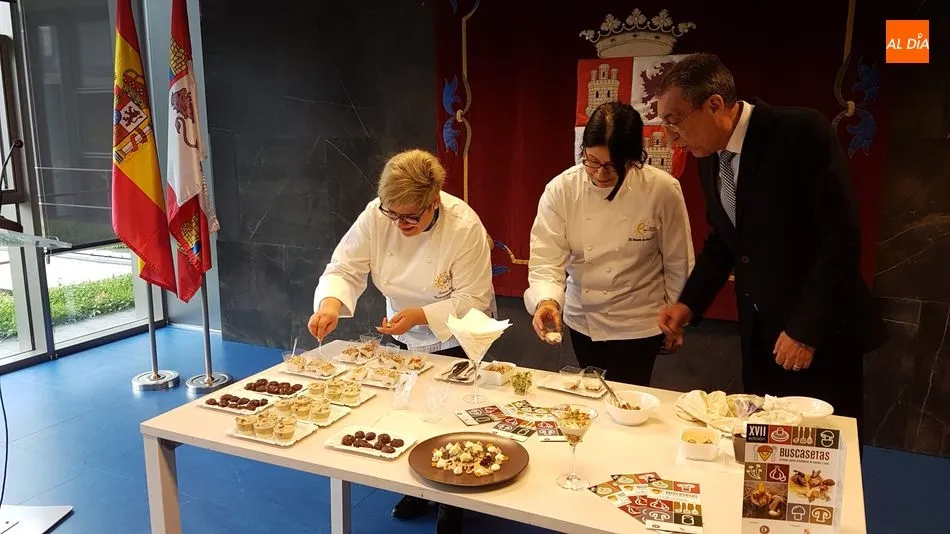Presentación de Buscasetas con el delegado de la JUnta, Leticia Martín y Mari Luz Lorenzo